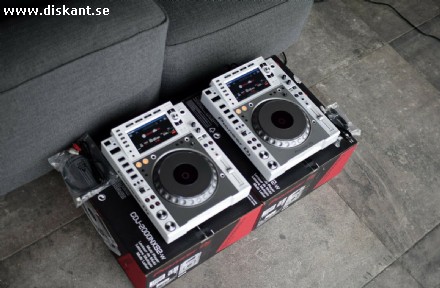 Vit begränsad 2x Pioneer CDJ 2000 NXS2 förpackad