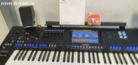 Yamaha Genos med högtalare och l7 stativ