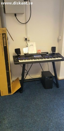 Yamaha Genos med högtalare och l7 stativ