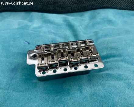 STRATOCASTER STANDARD VINTAGE TREMOLO / SVAJ