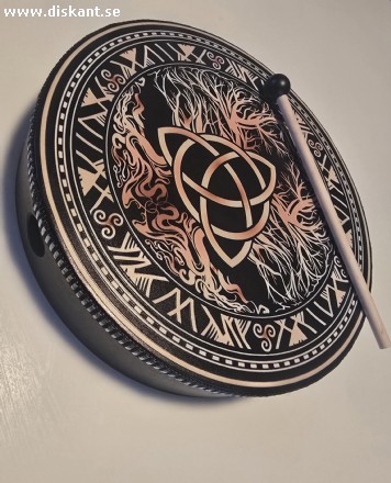 Handgjord Viking-trumma med keltisk trippelknut