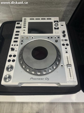 2 x Pioneer White CDJ 2000 + DJM 900W + RMX 1000W 