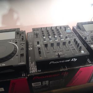 Pioneer CDJ 2000 NXS2 + DJM 900 NXS2 installation 