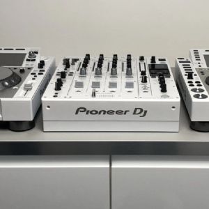 2 x Pioneer White CDJ 2000 + DJM 900W + RMX 1000W 